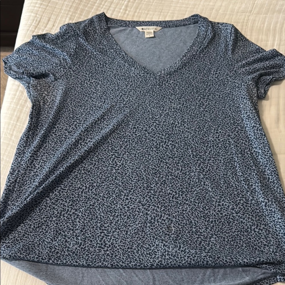 Athleta Women's blue Patterned V-Neck Tee